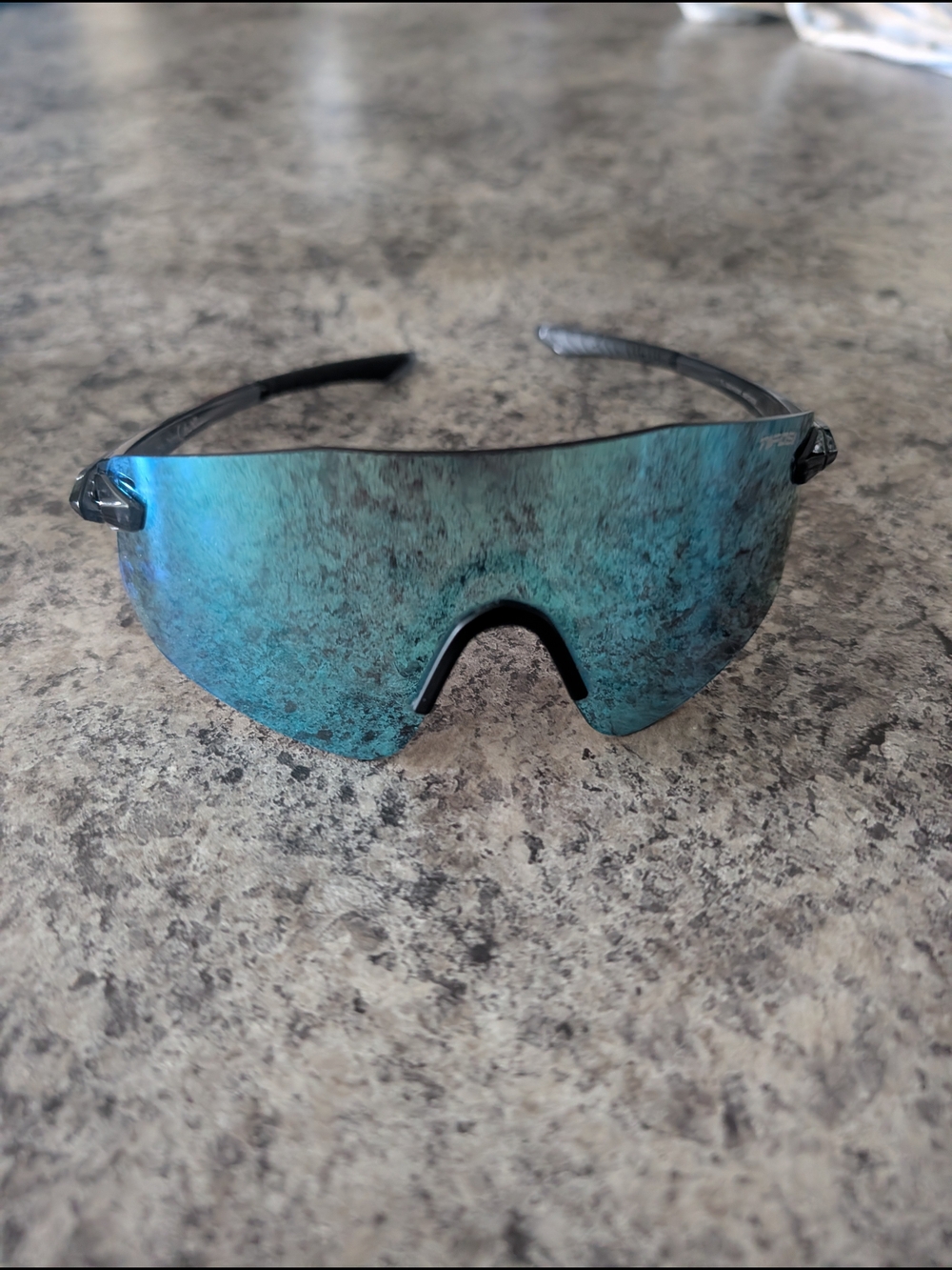 Tifosi Shield Sport Sunglasses in Light Blue Mirror - Picture 4 of 4